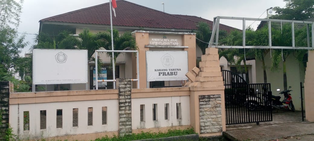 Pelayanan Oknum Staff Kantor Kelurahan Terumbu dikecam Buruk, oleh Masyarakat