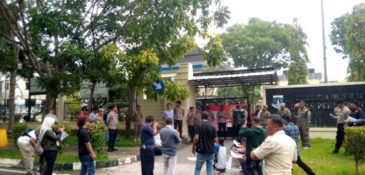 Koalisi Barisan Depan Anti Koruptor Bersatu (BADAK BERSATU) Provinsi Banten menggerudug kantor Dinas Perhubungan Provinsi Banten