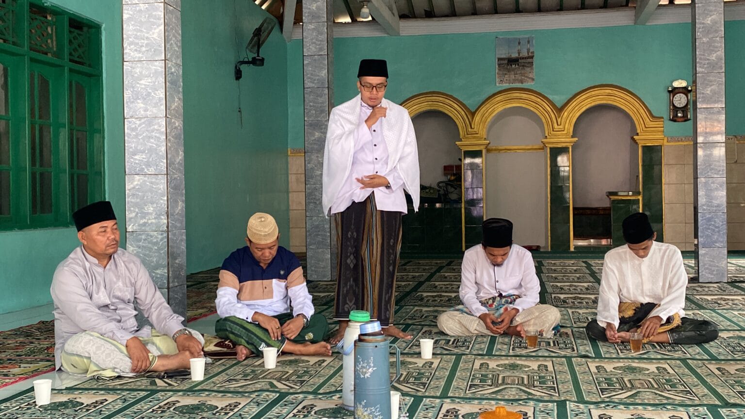 Kades Sindangheula Sambangi Warga Jalupang Kulon, Lanjutkan Tradisi Jumat Keliling dan Santunan