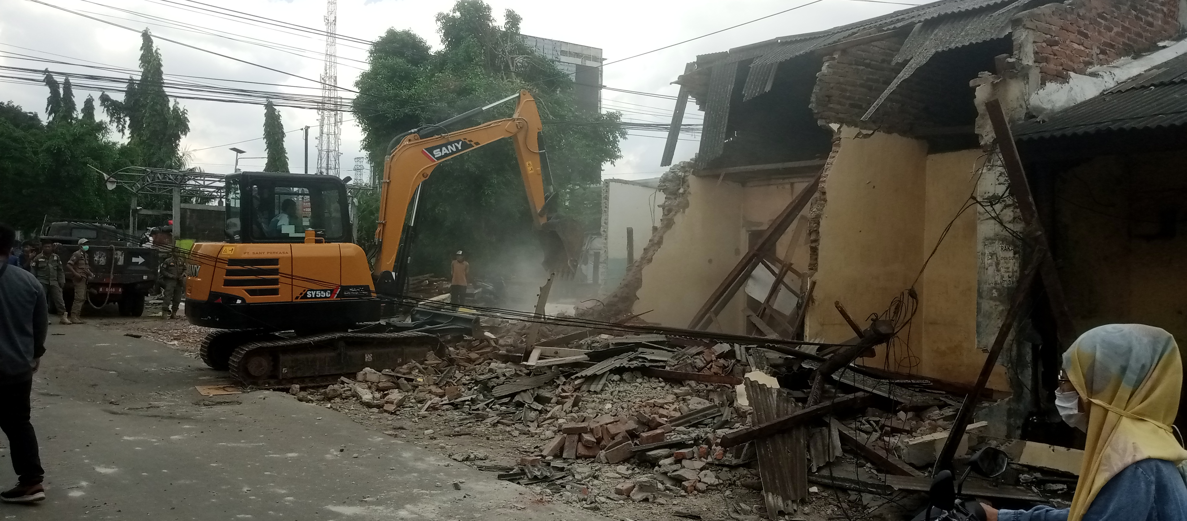 Pembongkaran Kios di Penancangan: Warga Kehilangan Mata Pencaharian, PT KAI dan Pemerintah Kota Serang Dianggap Arogan