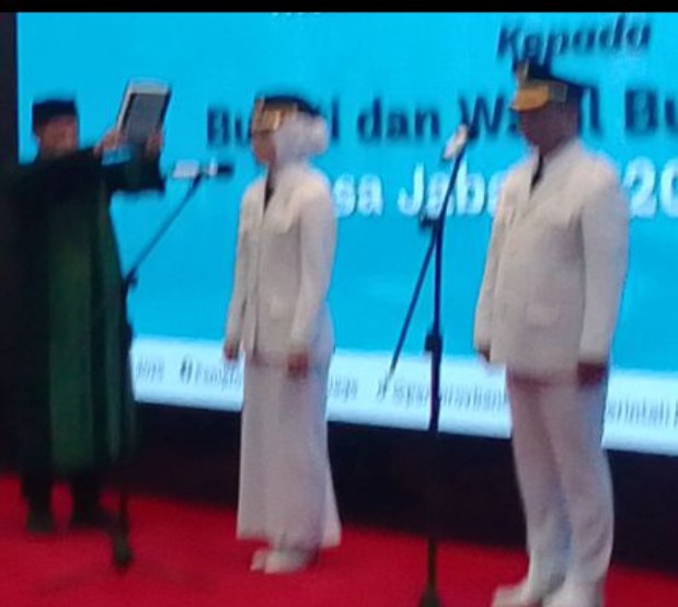Gubernur Banten Andra Soni Melantik Hj.Ratu Rachmatu Zakiah Dan Najib Hamas Sebagai Bupati Dan Wakil Bupati Serang