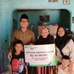 Kepala desa Sindanghela Serahkan Santunan(JKM) program(BPJS)melalui Program Prisai Desa