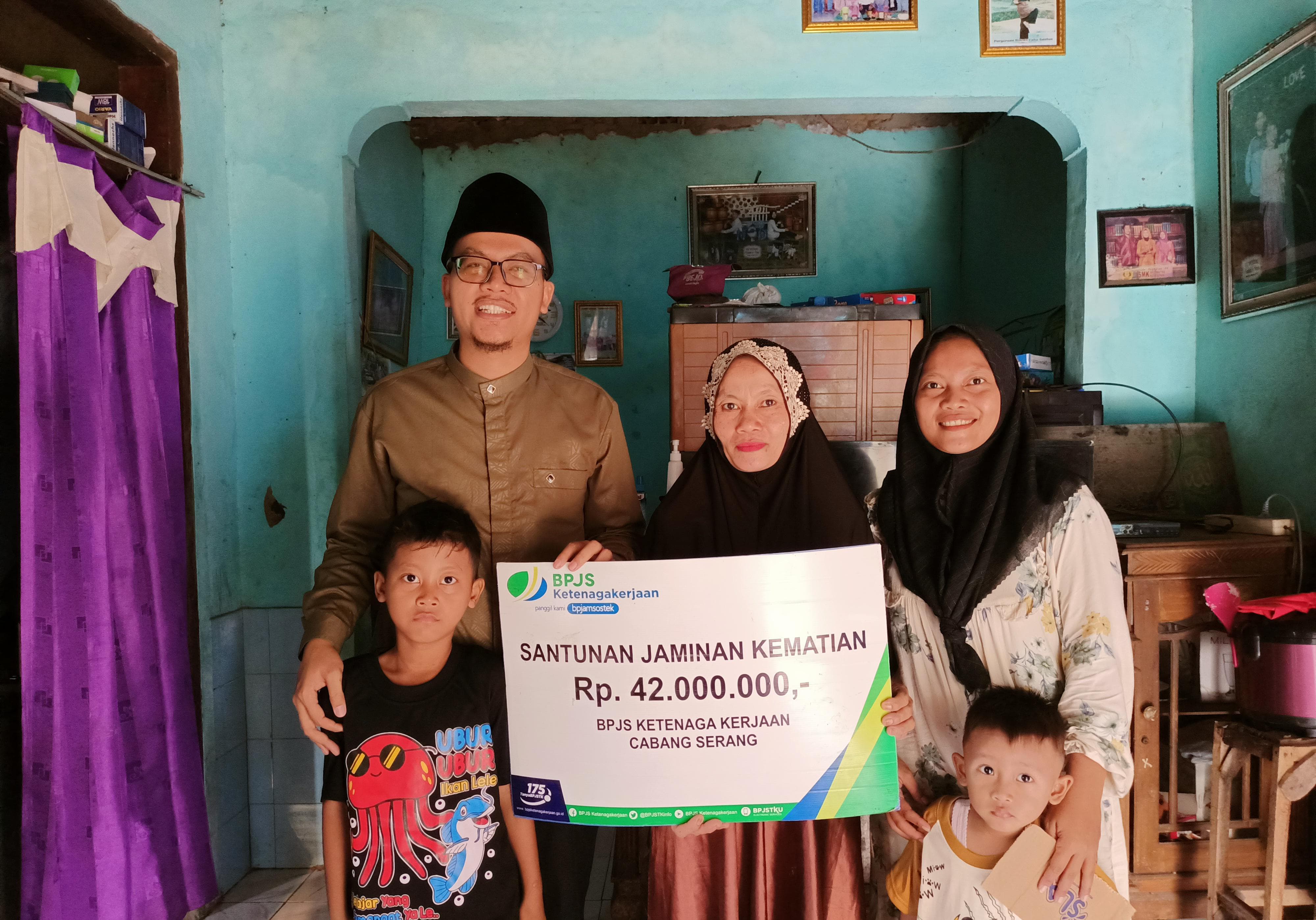 Kepala Desa Sindanghela.Memenyerahkan Santunan(JKM).   Program(BPJS)Melalui Program Prisai.