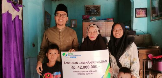 Kepala desa Sindanghela Serahkan Santunan(JKM) program(BPJS)melalui Program Prisai Desa