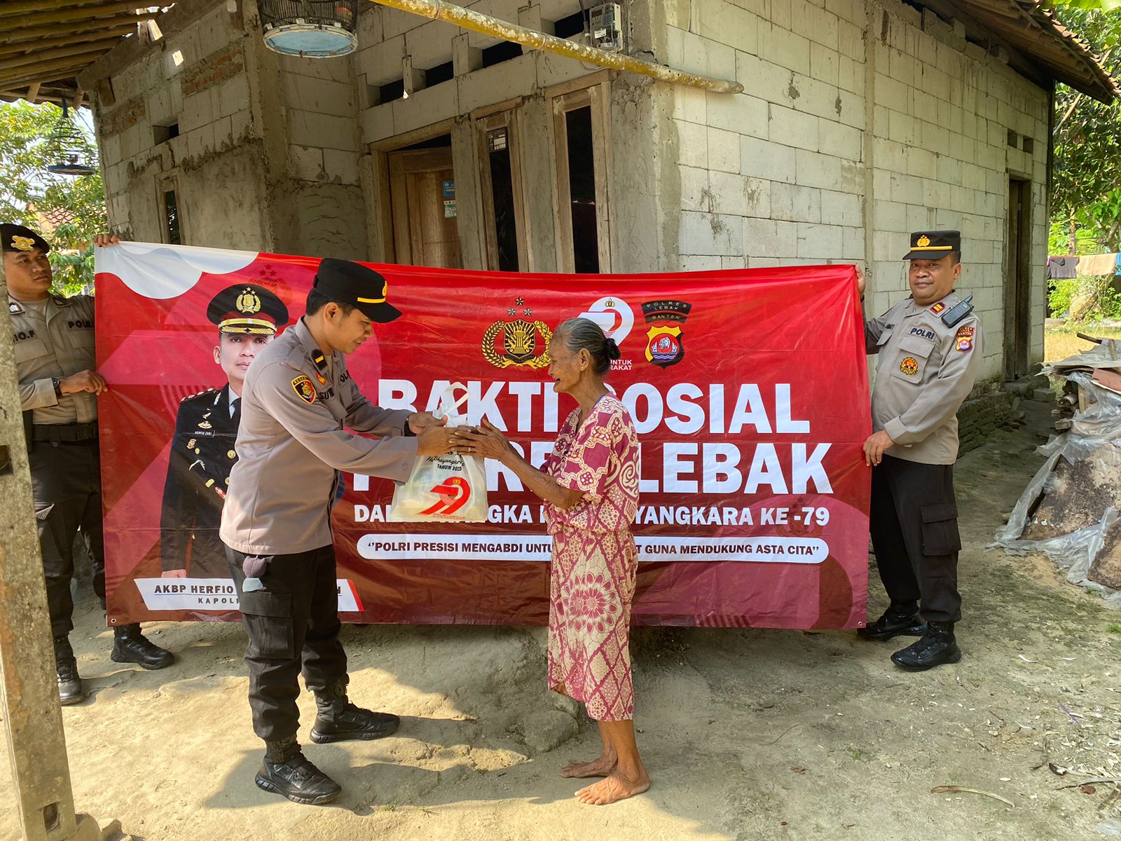 Sambut Hari Bhayangkara ke-79, Polres Lebak Laksanakan Bakti Sosial Bagikan Paket Sembako