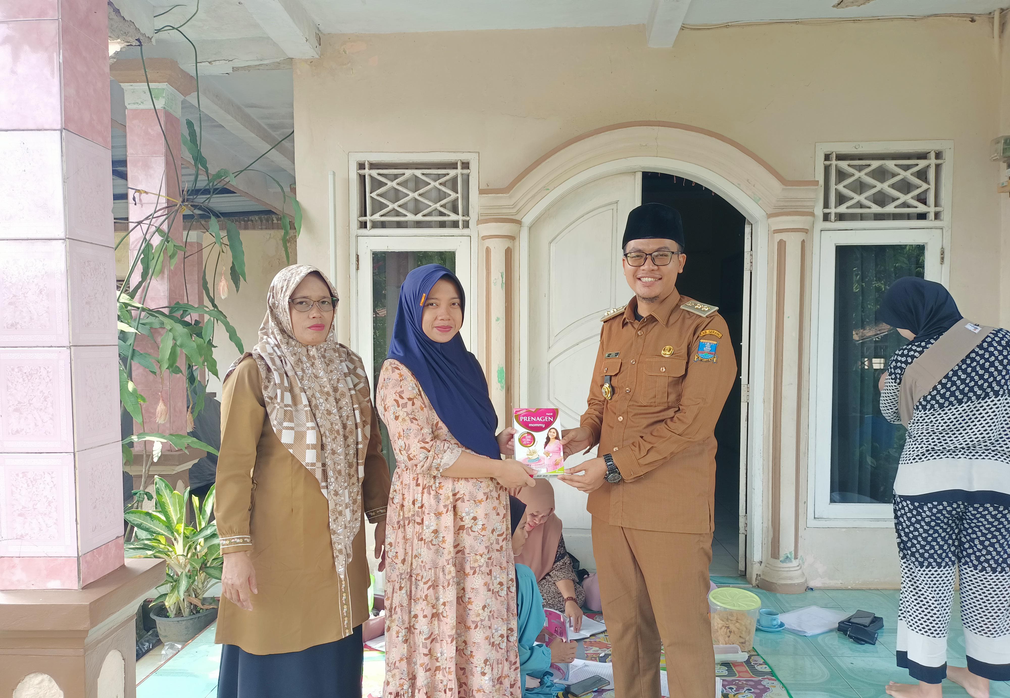 Kepala Desa Sindangheula Tinjau Langsung Kegiatan Posyandu di Kampung Pasagi Kembang