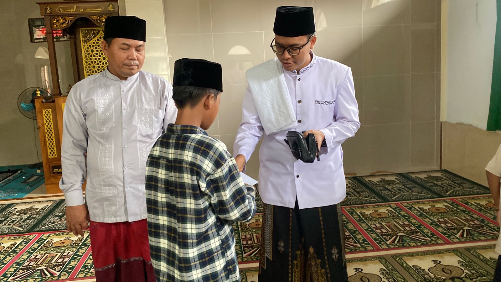 Perkuat Silaturahmi, Kades Sindangheula Laksanakan Jumling dan Beri Santunan di Kampung Ciwatu