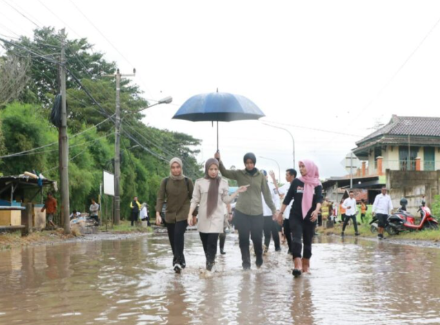 Terjang Banjir , Bupati Serang Ratu Zakiyah Tinjau Warga Terdampak di Pulo Ampel