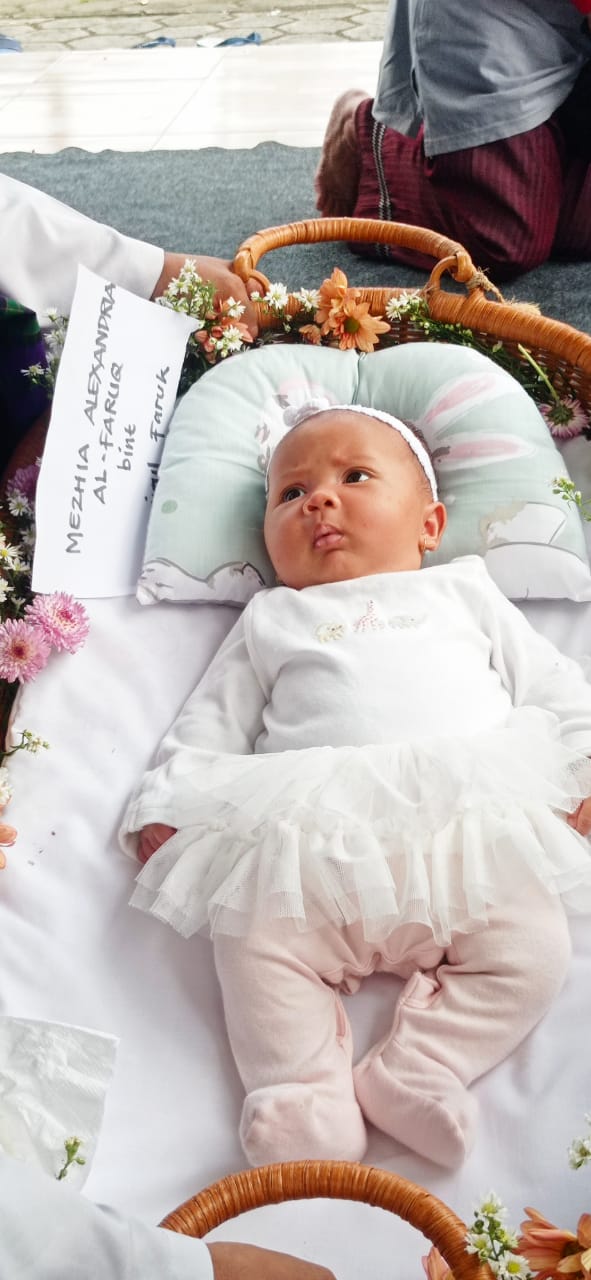 Potret Amirul Faruq dan Ratu Chaeriah Gelar Tasyakuran Aqiqah Anak Mereka, Sederhana Di Mesjid Pondok Pesantren Al Markaz