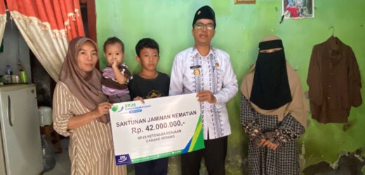 Kades Sindangheula Serahkan Santunan Kematian BPJS Ketenagakerjaan kepada Ahli Waris Warga Kampung Kepuh