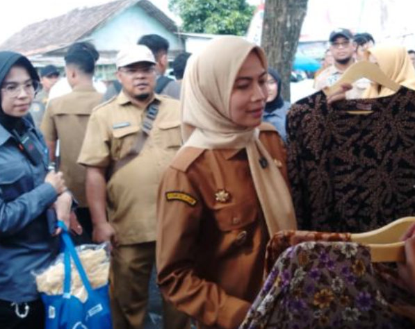 Bupati Serang Hj.Ratu Zakiyah meresmikan Koperasi Merah Putih Desa Ranjeng Kec Ciruas Kab.Serang