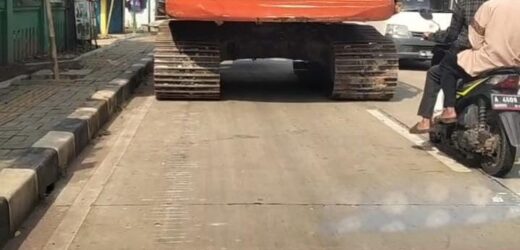 UGAL – UGALAN EKSAVATOR PROYEK SILUMAN JEMBATAN BAROS PETIR KEPERGOK