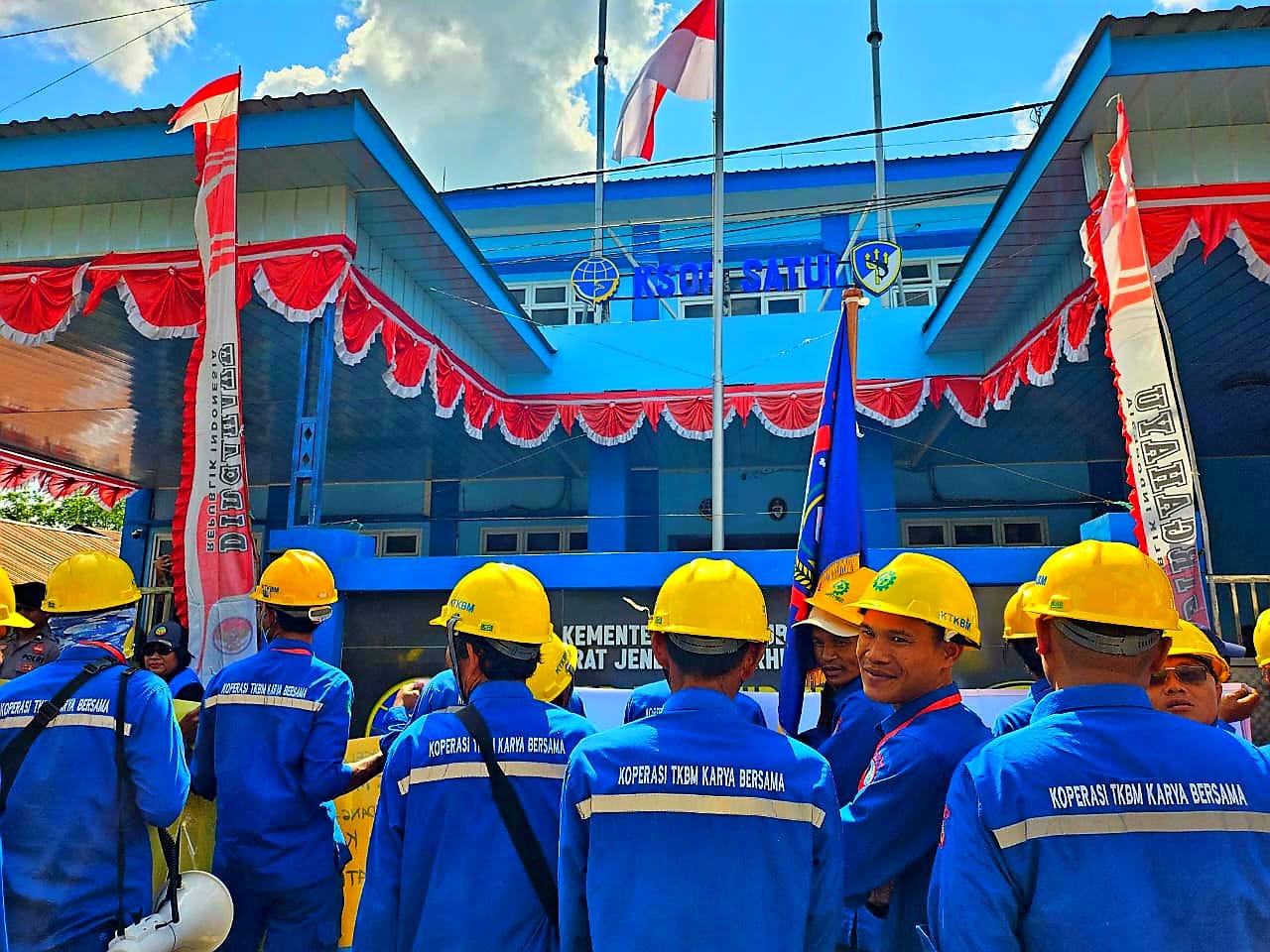 Diancam Bongkar Bobrok Kantor KSOP Satui Tanah Bumbu, Tuntutan Demo Buruh Koperasi TKBM Dikabulkan
