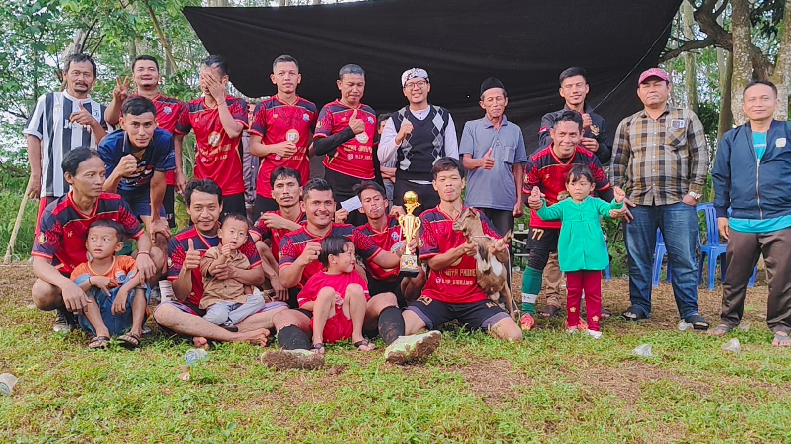 Final Turnamen Sepakbola Oplosan Jelupang Wetan Sukses, Kepala Desa Sindangheula Apresiasi Panitia dan Pemuda