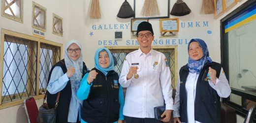 Antusias Masyarakat Ikut Gebyar Layanan Dukcapil di Desa Sindangheula