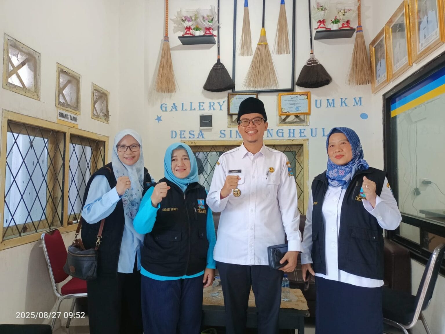 Antusias Masyarakat Ikut Gebyar Layanan Dukcapil di Desa Sindangheula