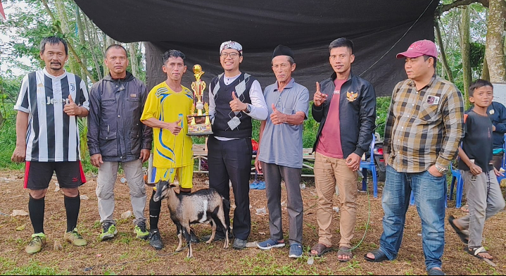 Final Turnamen Sepakbola Oplosan Jelupang Wetan Sukses, Kepala Desa Sindangheula Apresiasi Panitia dan Pemuda