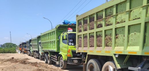Truk Urugan Tanah Di Kelurahan Banten Keluhkan Warga Menggangu Aktifitas Serta Keselamatan