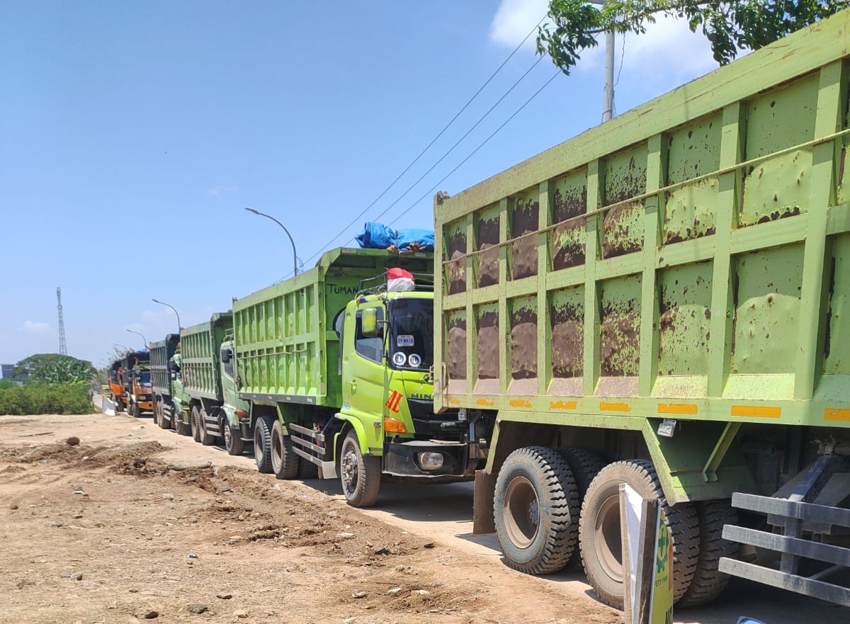 Truk Urugan Tanah Di Kelurahan Banten Keluhkan Warga Menggangu Aktifitas Serta Keselamatan