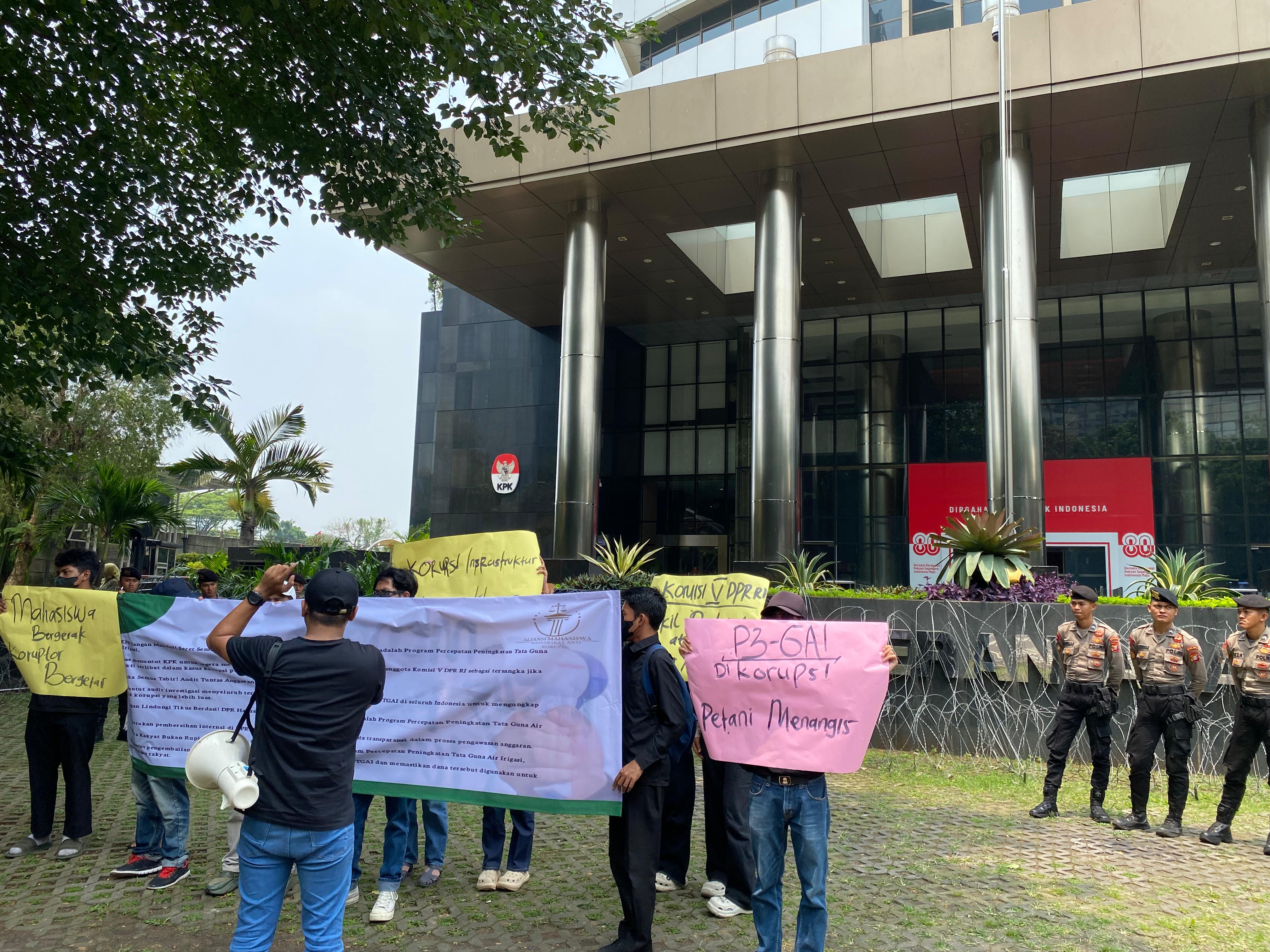 GEGER! Mahasiswa Geruduk KPK, Bongkar Dugaan Bacakan Dana Irigasi oleh Oknum Anggota DPR