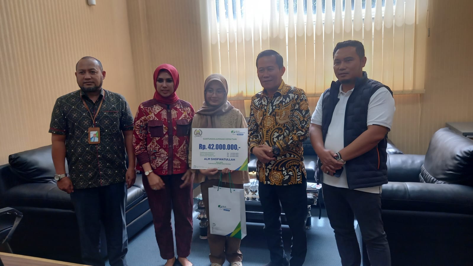 DPRD Kota Serang Berikan Santunan Kematian kepada Ahli Waris Non ASN, Bentuk Kepedulian Pemerintah terhadap Pekerja