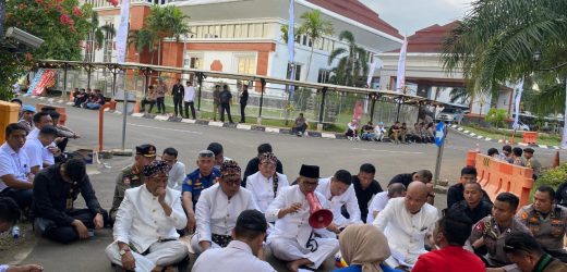 Gubernur Banten, Sekda, Ketua DPRD, Wakil Ketua DPRD, Sekwan DPRD, dan Kapolda Banten Temui Massa Aksi Setelah Terjadi Kericuhan di Depan Gedung DPRD Banten