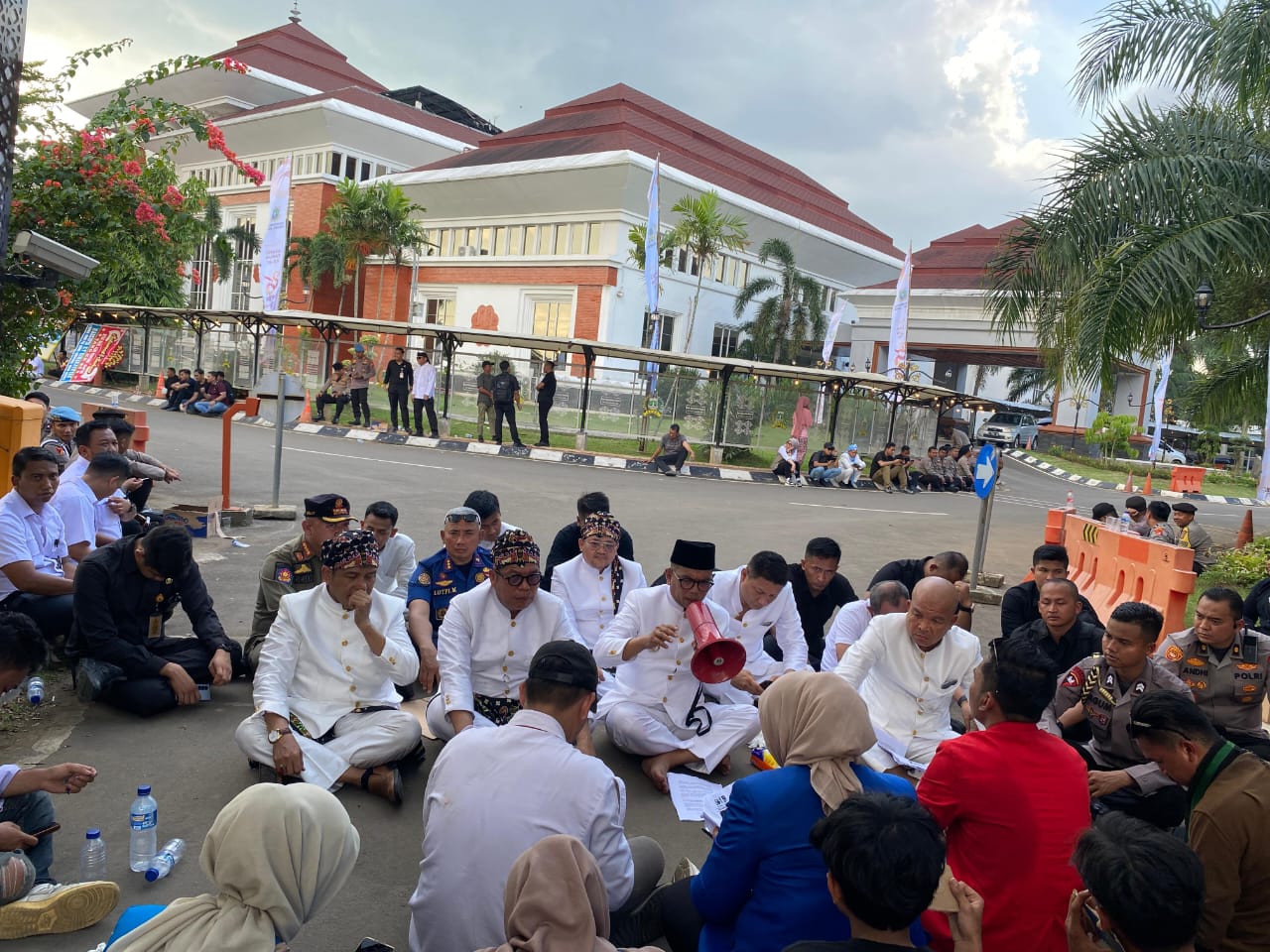 Gubernur Banten, Sekda, Ketua DPRD, Wakil Ketua DPRD, Sekwan DPRD, dan Kapolda Banten Temui Massa Aksi Setelah Terjadi Kericuhan di Depan Gedung DPRD Banten