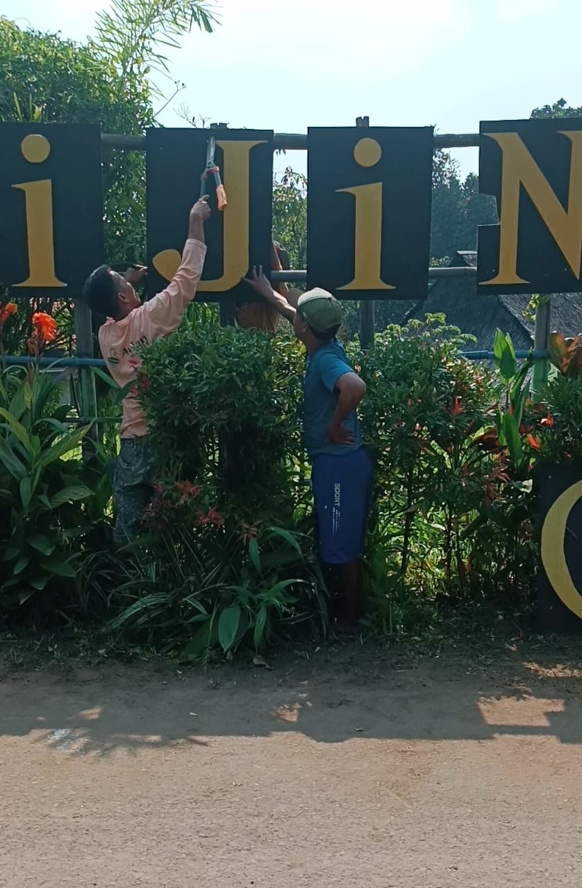 Gotong Royong Warga Kampung Pekijing: Wujud Nyata Semangat Membangun Kampung Literasi dan Budaya  Serang, 12 Oktober 2025