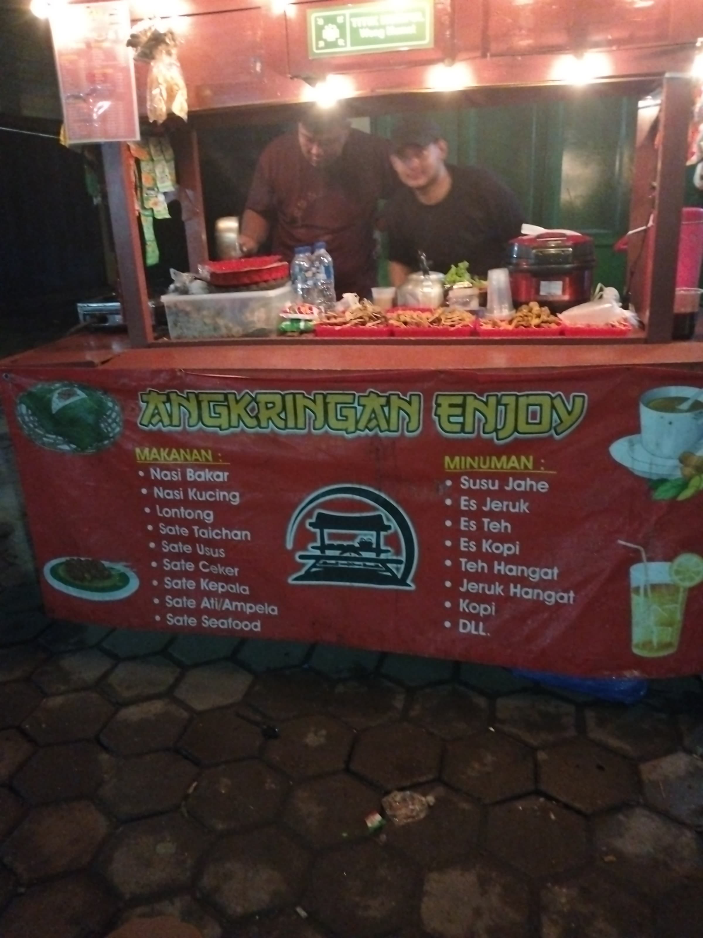 Angkringan enjoy tempat muda mudi cocok untuk arena berkumpul serta diskusi santai