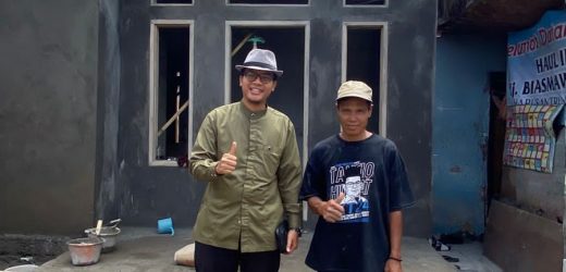 Kepala desa sindanghela meninjau keberadaan Program.(RTLH) Yang sedang berjalan Di sambut gembira oleh warga