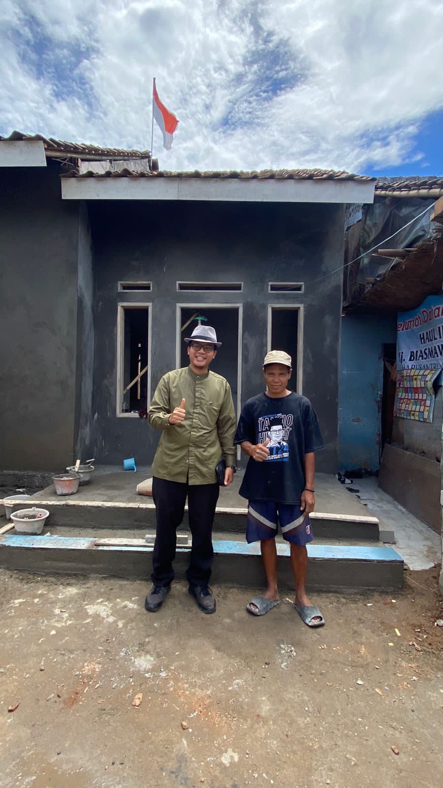 Kepala desa sindanghela meninjau keberadaan Program.(RTLH) Yang sedang berjalan Di sambut gembira oleh warga