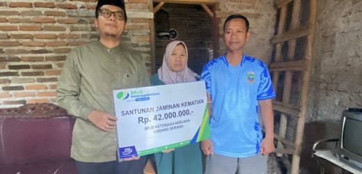 Kepala Desa Sindangheula Serahkan Santunan BPJS Ketenagakerjaan ke-33 Senilai Rp42 Juta