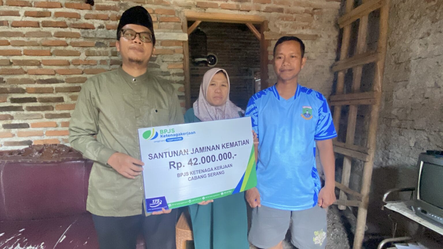 Kepala Desa Sindangheula Serahkan Santunan BPJS Ketenagakerjaan ke-33 Senilai Rp42 Juta