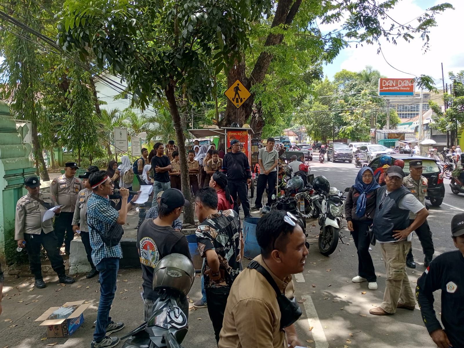 Koalisi KEJAM Gelar Aksi di Depan Kantor Perhutani KPH Banten, Soroti Dugaan Tambang Ilegal di Bayah dan Cihara