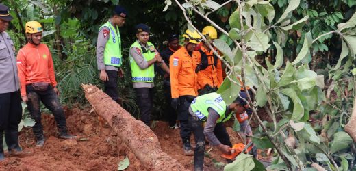 Polri Kerahkan 155 Personel, 4 Anjing Pelacak, dan Perkuat Operasi SAR Longsor Cibeunying 21 Warga Tertimbu