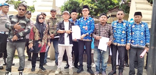 Soroti Dugaan Ketidaktepatan Penyaluran Bansos, Koalisi BADDAK Bersatu Gelar Aksi di Dinsos Kota Serang