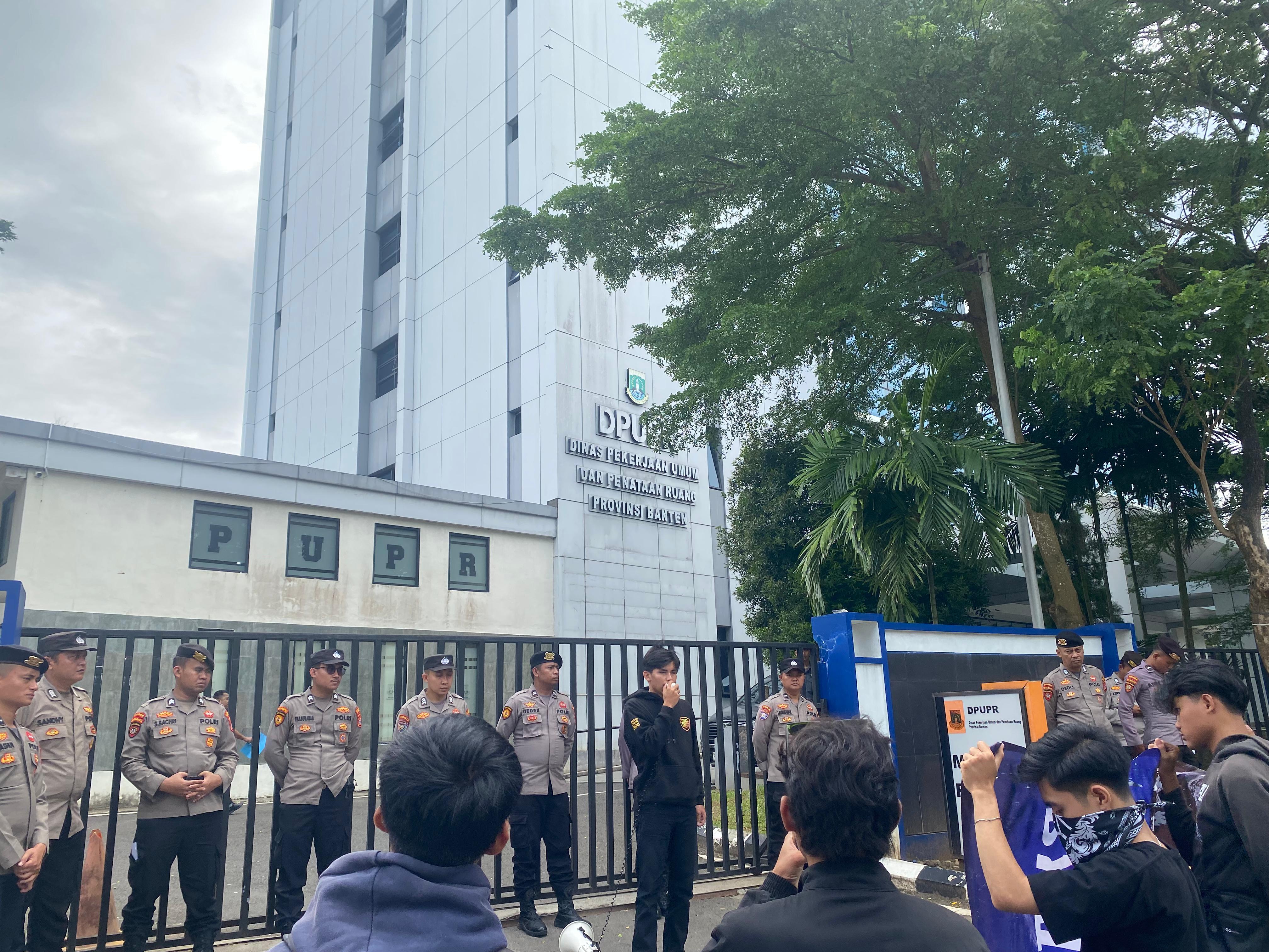 Dugaan KKN di Tubuh DPUPR Banten, Mahasiswa Geruduk Kantor DPUPR Gelar Aksi Demonstrasi