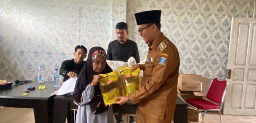 Simbolis Penyaluran Santunan BPJS Ketenagakerjaan di kediaman almarhum Agus Saepudin, warga Kampung Kepuh