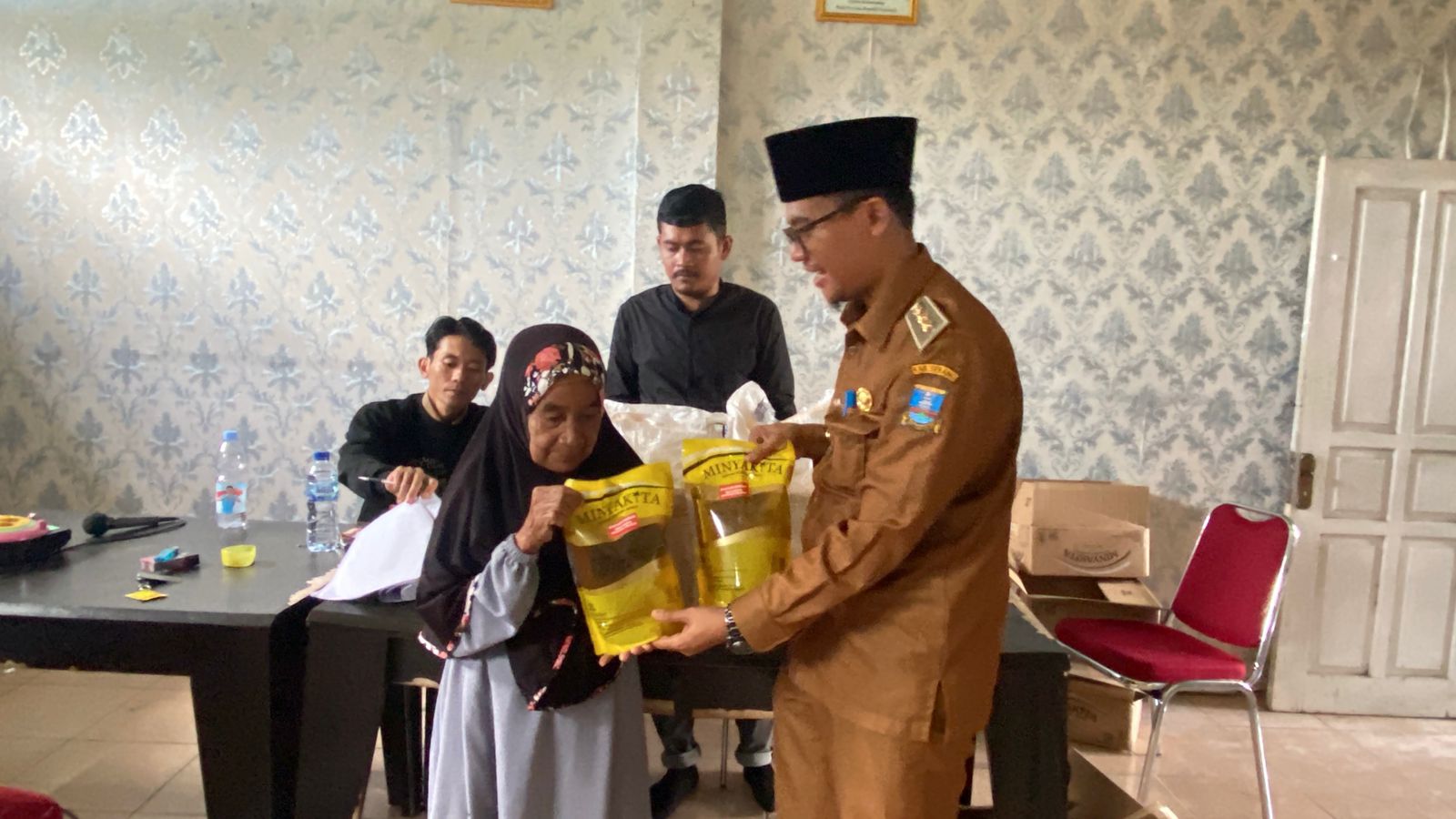 Simbolis Penyaluran Santunan BPJS Ketenagakerjaan di kediaman almarhum Agus Saepudin, warga Kampung Kepuh