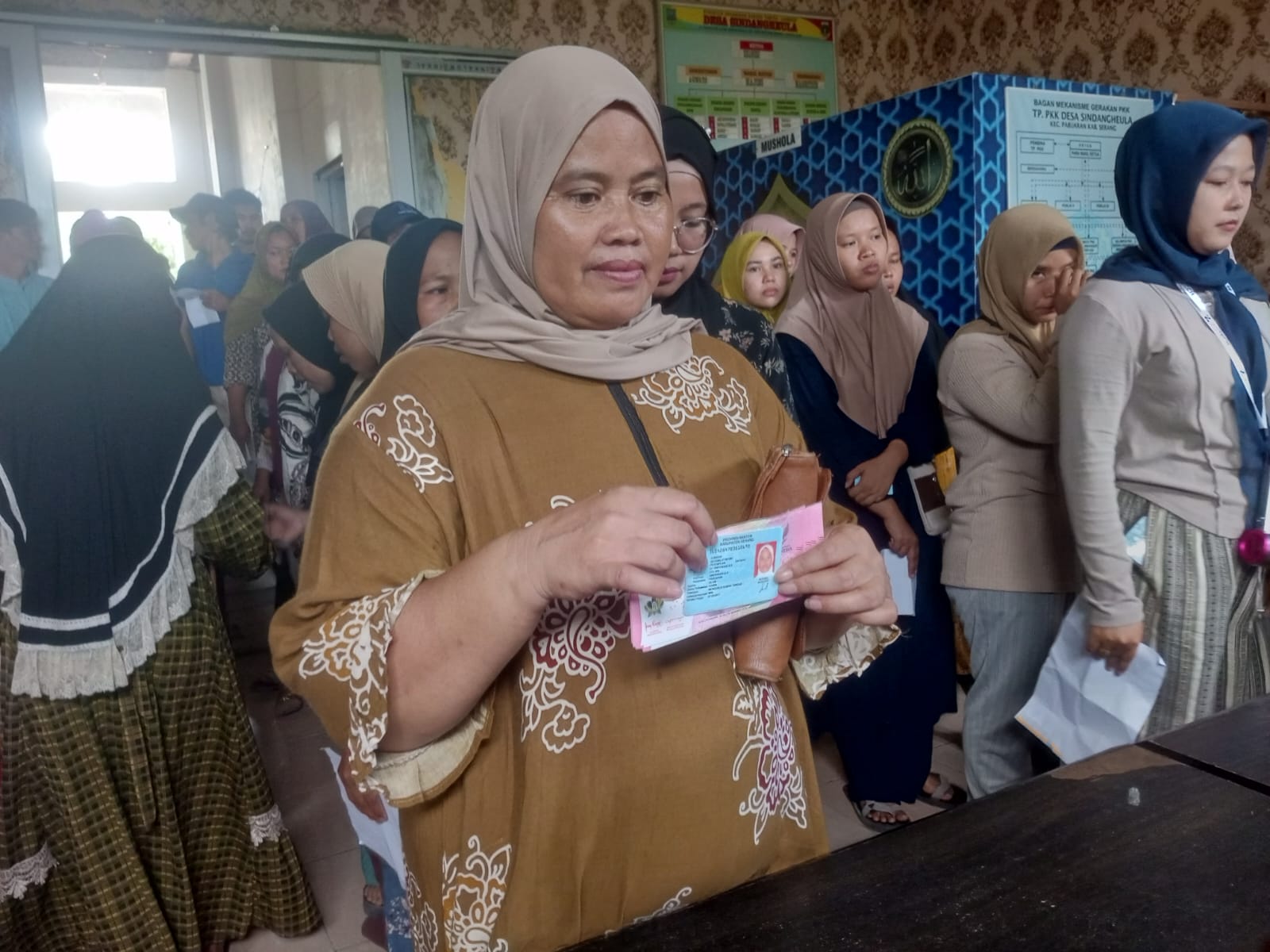 Penyaluran BLT Kesra di Desa Sindangheula Berjalan Lancar, 490 KPM Terima Bantuan