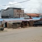 Warung dan kios yang menjual beragam dagangan di sepanjang lahan jalur pipa gas milik Pertamina Gas diduga disewakan oknum Lembaga