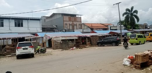 Warung dan kios yang menjual beragam dagangan di sepanjang lahan jalur pipa gas milik Pertamina Gas diduga disewakan oknum Lembaga