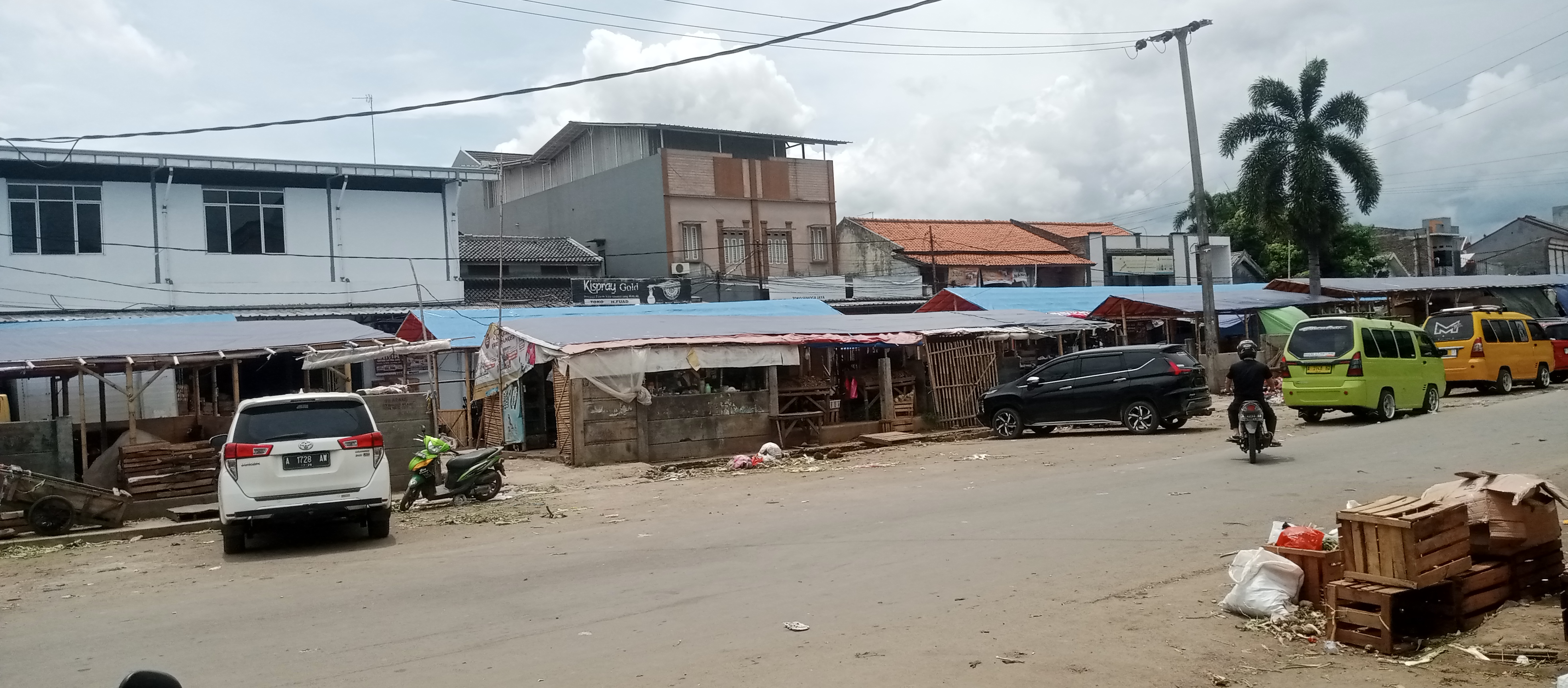 Warung dan kios yang menjual beragam dagangan di sepanjang lahan jalur pipa gas milik Pertamina Gas diduga disewakan oknum Lembaga