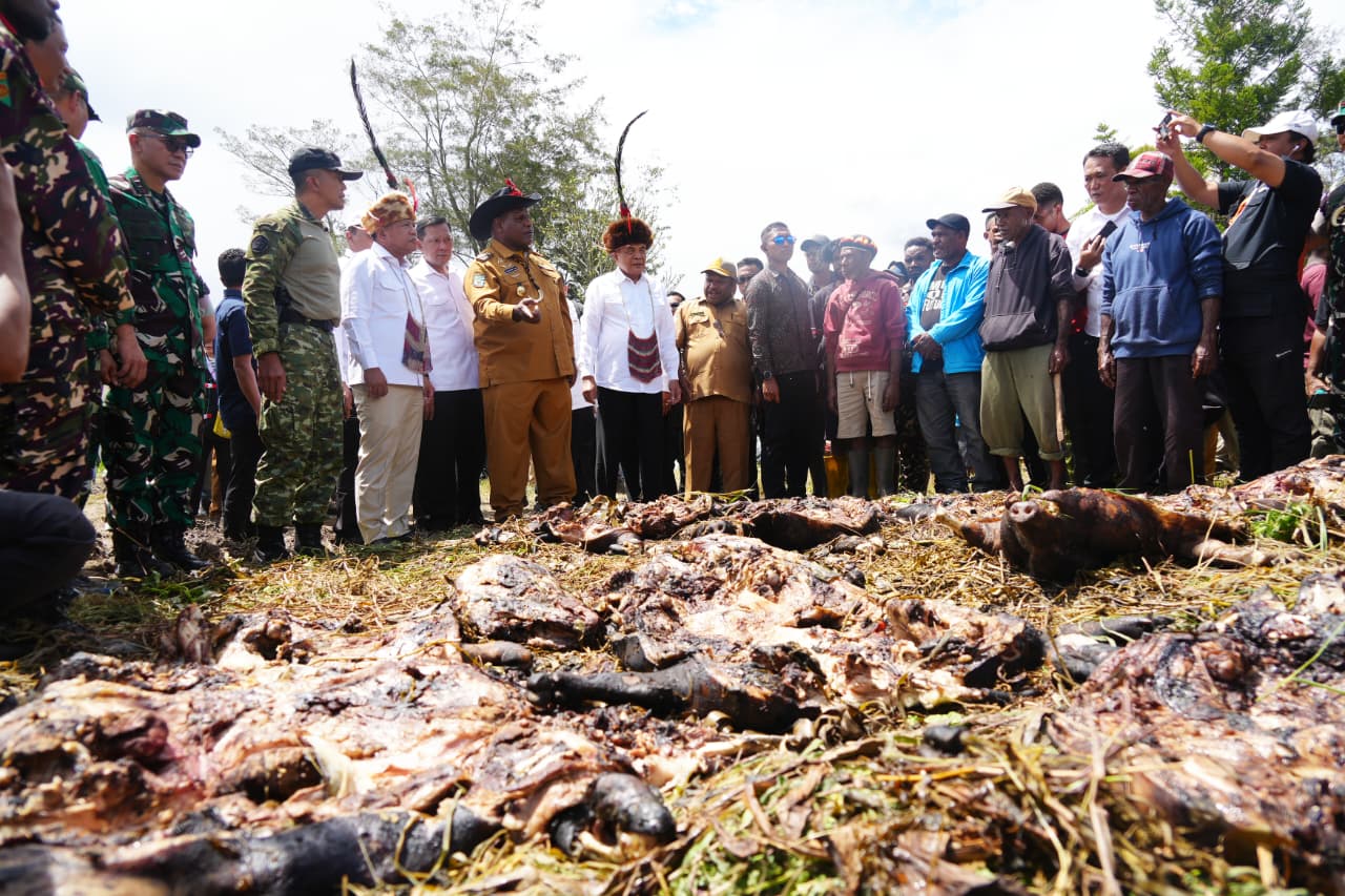 Hadiri Acara Bakar Batu, Menko Polkam Diangkat Jadi Warga Kehormatan Papua Pegunungan