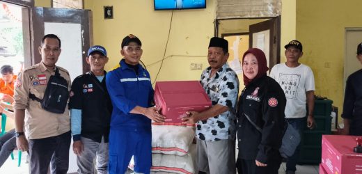 KETUA FK TAGANA DAN DINSOS KABUPATEN SERANG DISTRIBUSIKAN BANTUAN KORBAN BANJIR.
