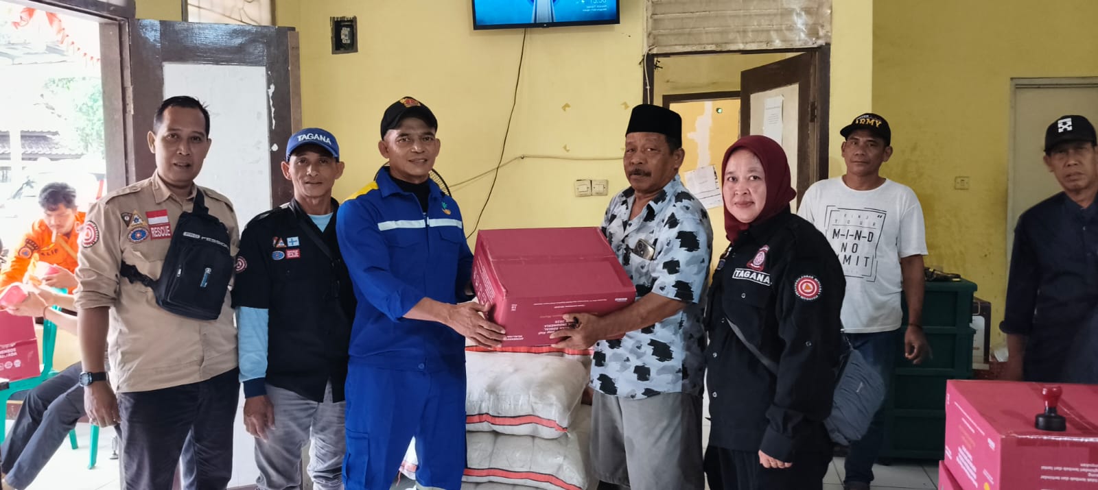 KETUA FK TAGANA DAN DINSOS KABUPATEN SERANG DISTRIBUSIKAN BANTUAN KORBAN BANJIR.