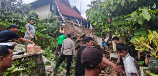 Tanah Longsor Terjadi Di Kampung Cijengkol,Gerak Cepat Polsek Rangkasbitung Polres Lebak Bantu Warga