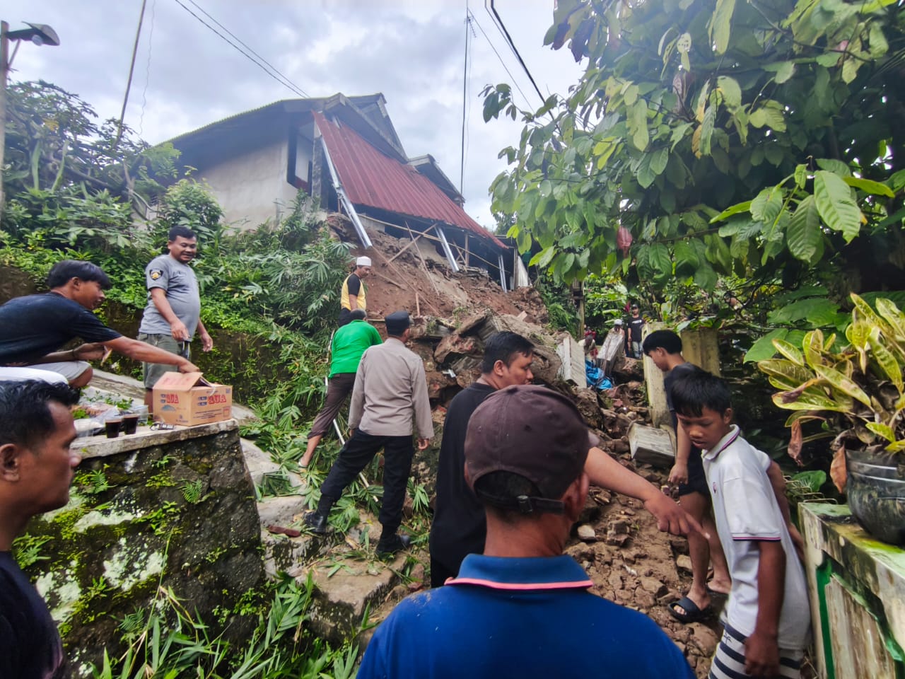 Tanah Longsor Terjadi Di Kampung Cijengkol,Gerak Cepat Polsek Rangkasbitung Polres Lebak Bantu Warga