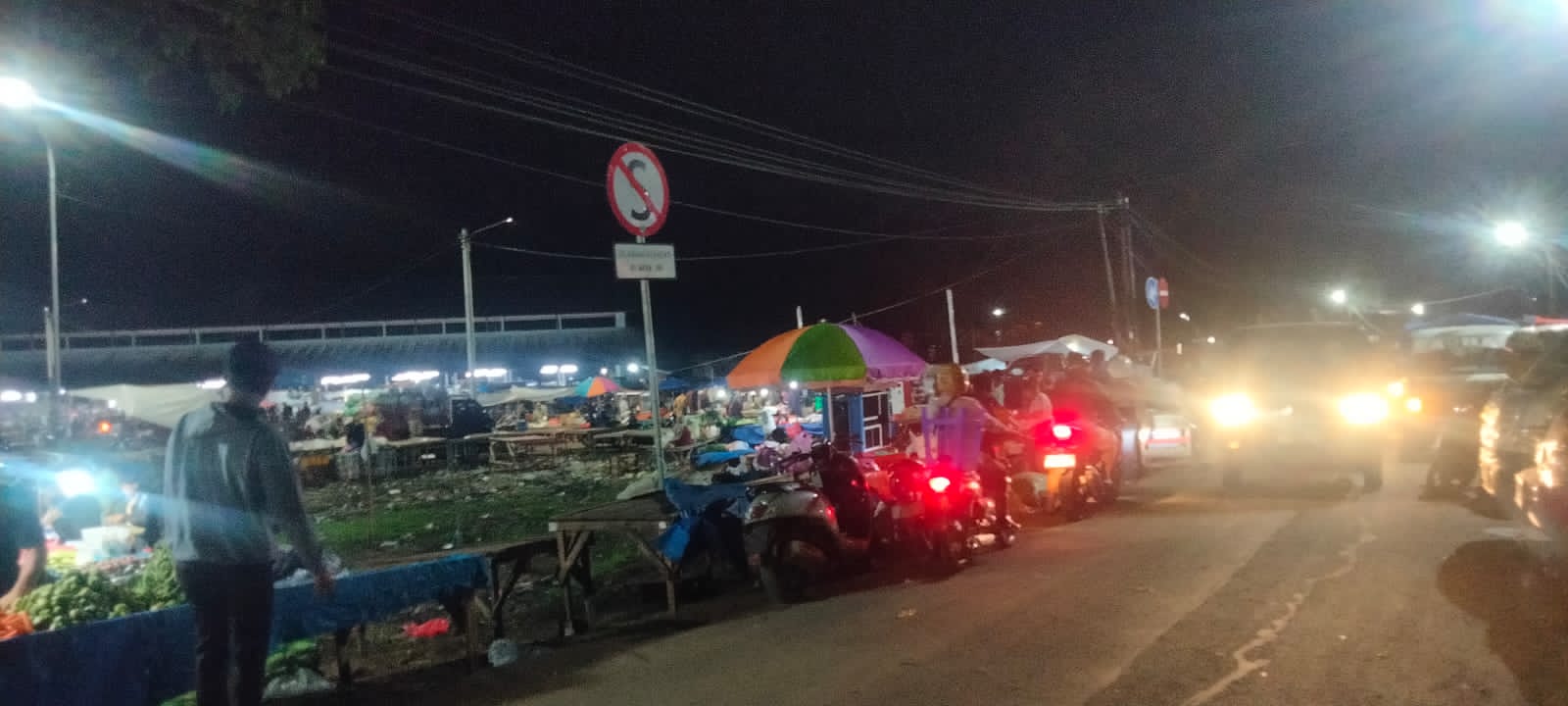 Meja Terlalu Kecil di Pasar Baru Semi Tanjong Pedagang pindah Ke Jalan Raya, Macet Menjadi Momok