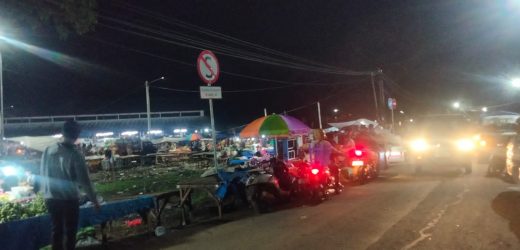 Meja Terlalu Kecil di Pasar Baru Semi Tanjong Pedagang pindah Ke Jalan Raya, Macet Menjadi Momok